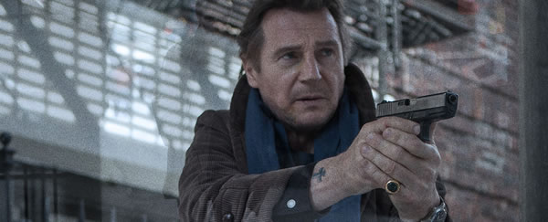 Liam Neeson repartiendo como sólo él sabe en Caminando entre las tumbas