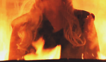 Daenerys vuelve a caminar entre las llamas.