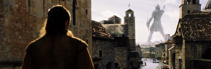 Arya observa en Coloso de Braavos.