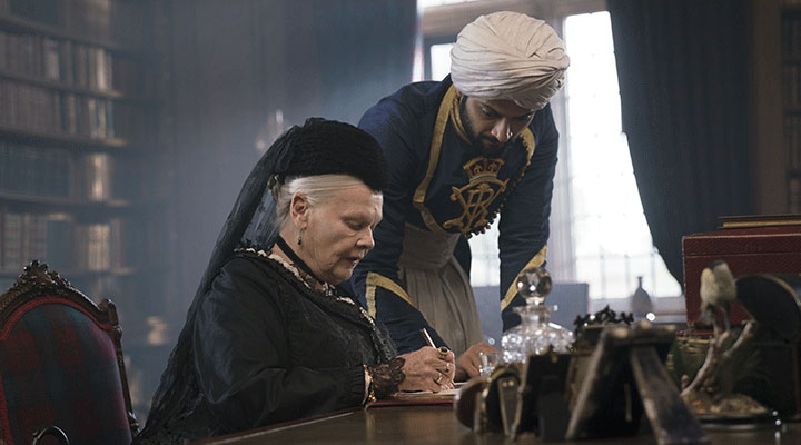Judi Dench y Ali Fazal en 'La reina Victoria y Abdul'