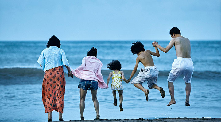 Los protagonistas en la playa en 'Un asunto de familia'