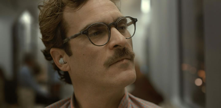 Her (2013), Joaquin Phoenix con su bigotito hipster enamorándose de su smartphone