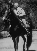 El Presidente de la República paseando a caballo en el bosque de Chapultepec